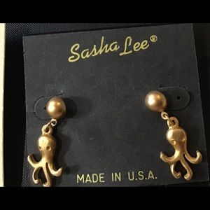 NEW lightweight octopus pierced earring gold color